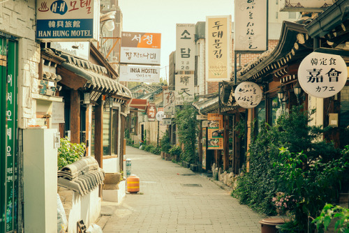 walkingseoul: Insadong, Seoul by stuckinseoul on Flickr.