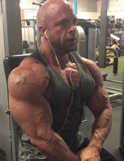 musclegodselfies:  That look on his face when he catches his pump in the mirror.    Peter Castella