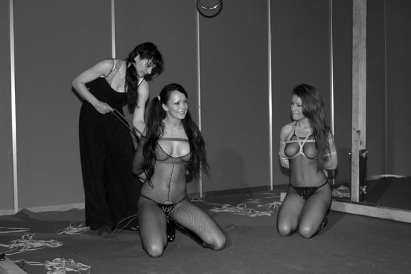 happytie: Challenged to a head-to-head escapology contest. 