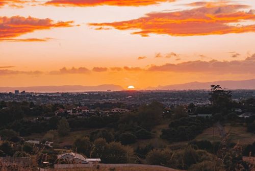 These summer sunsets tho! ❤ #summer #2020 #sunset #auckland #happylittleclouds #afternoondrives (at 