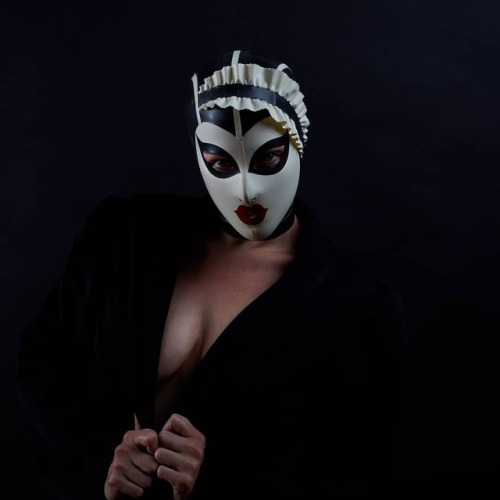 ~ Sanna ~ #arteprovocateur.de #wenndiemaskefällt #mask #latex #domina #dominance #photography #