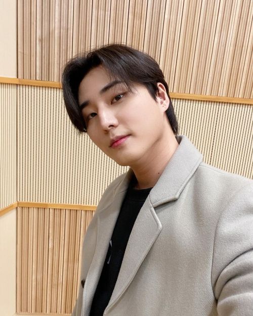 d6official:day6_kisstheradio instagram update with YoungK