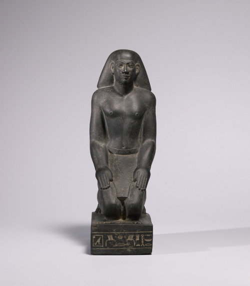 Kneeling sculpture (greywacke) of Hor-wedja, son of Sasobek, the Grand Vizier to the 26th Dynasty ph