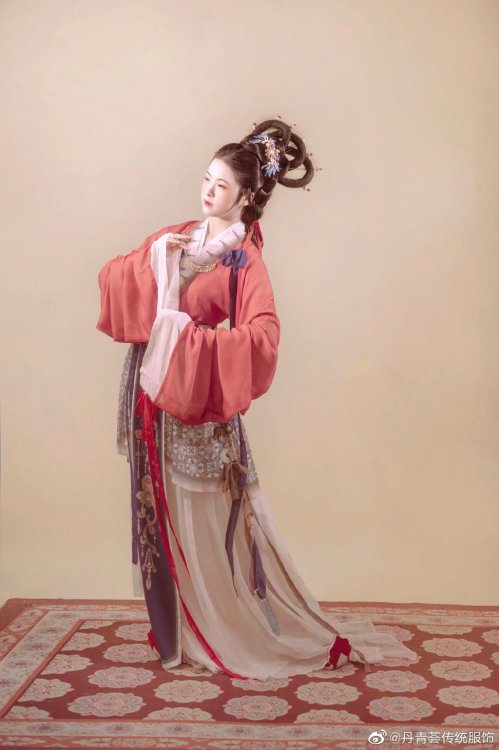 chinese hanfu by 丹青绘传统服饰