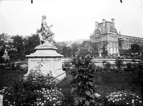 feuille-d-automne:Groupe sculpté dans le jardin des Tuileries et vue du pavillon de Marson &a