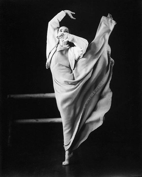 wehadfacesthen: Martha Graham performs her solo Frontier in a 1935 photo by Barbara Morgan