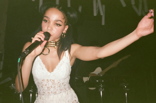 cold-soul-on-fire:  FKA Twigs live at Grasslands Gallery  