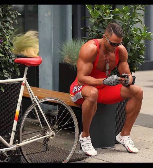 youres3xyman: brentrollinsdailypicture:  https://www.instagram.com/fabioagostinifit/  Cycling s3xy. 