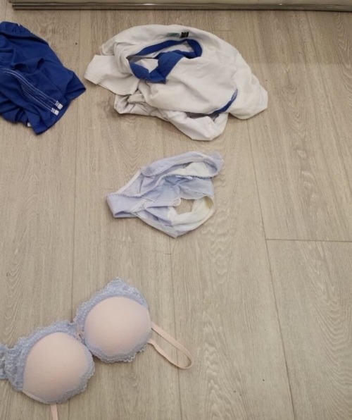 sexwanju: 来老师家补课，被脱光了！