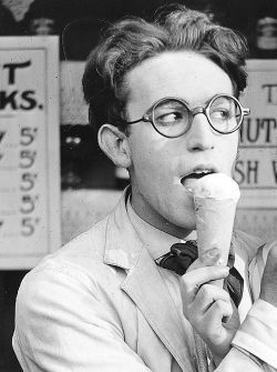 theclassicland:Harold Lloyd