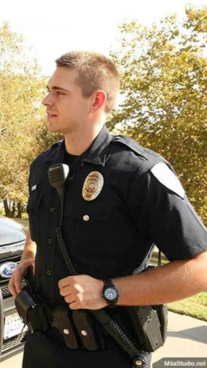 policecorps:  zoomintheroom:  Another Sexy Man in blue  Affirm