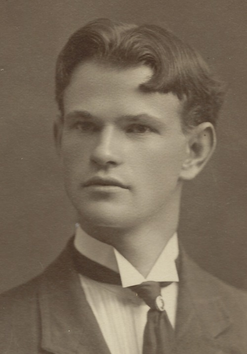 Handsome young man, Wilmington, DE. Mounted vintage photo by Cummings Studio.eBay: markonparkworld