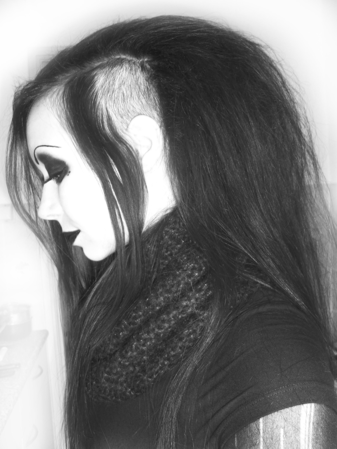 iwalkedwithaz0mbie:  I miss this haircut and my superlong hair.. REALLY need to shave