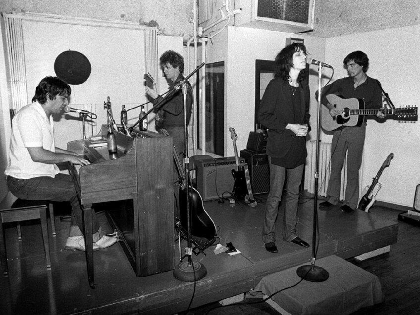 awesomepeoplehangingouttogether:
“John Cale, Lou Reed, Patti Smith and David Byrne
”
Holy moly