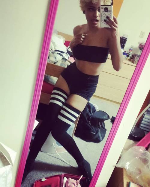 wreckitronnie:Anime girl legs