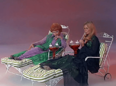 Elizabeth Montgomery And Agnes Moorehead As Samantha And Endora In Bewitched 