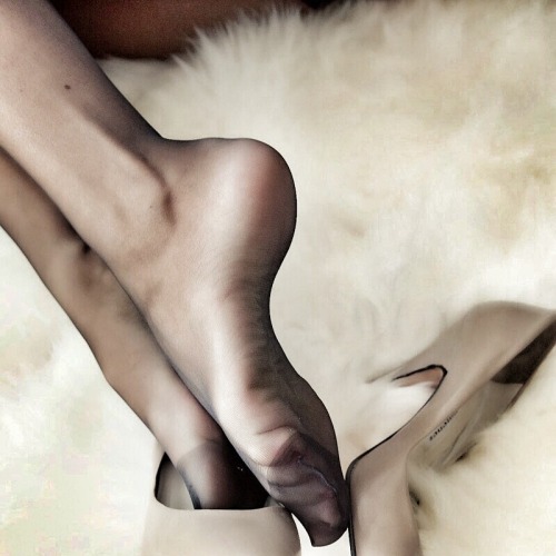 http://tights-details.tumblr.com/post/138601019733