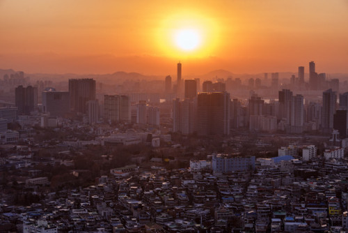 The sun sets for the final time over Seoul in 2017.