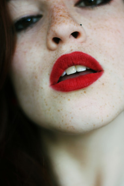 sexy-with-freckles:  Red lipstick http://tiny.cc/lfswiy