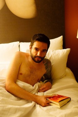 abrandnewdispute:  He’s reading The Catcher in the Rye dammit Jeremy please stop I can’t handle this picture 