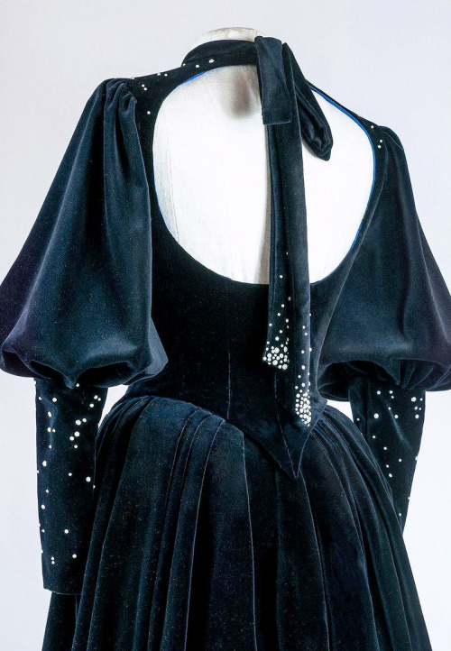 Favourite Designs: Frieda Leopold ‘The Witch’ Haute Couture Gown [x]