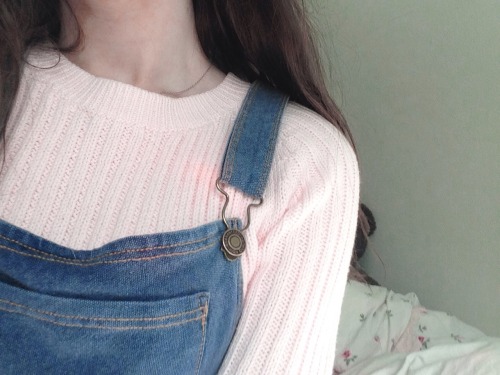 childoflamb:i bought a baby pink crop sweater from monki a couple of days ago