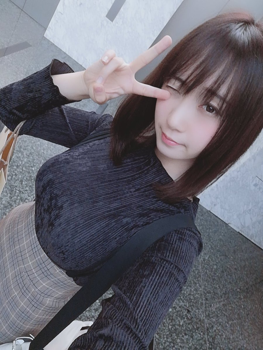 book-cat:  伊織もえ🐻上海CPさんのツイート: “今日は不思議な形のお洋服をきてたよ！