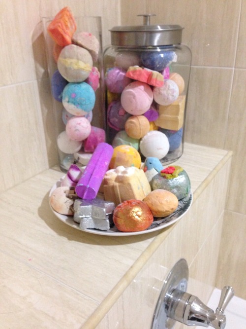 purr-suasion:  babyprude:  phantomofthesassiness:  I have a problem  This is the opposite of a problem   Bath goals