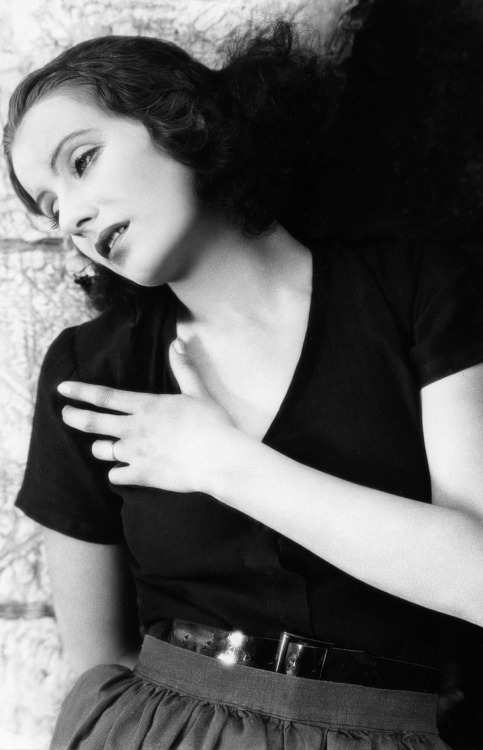 meinthefifties:Portraits of Greta Garbo photographed for “Torrent” (1926)