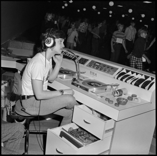 midcenturymodernfreak:  1970s Roller DJ - Via 