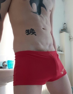 tomtompics:  Was asked for some pics in these speedos.  Hope u like 😉