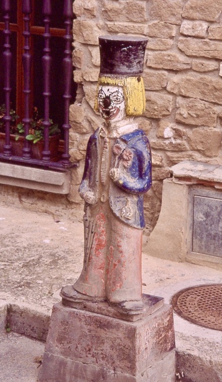 Fuente en forma de payaso, Obanos, Navarra, 2001.