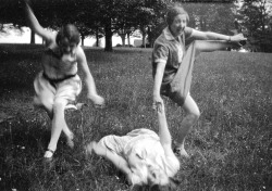 gameraboy:  Happy girlfriends enjoying a picnic 20s (by vintage ladies) 