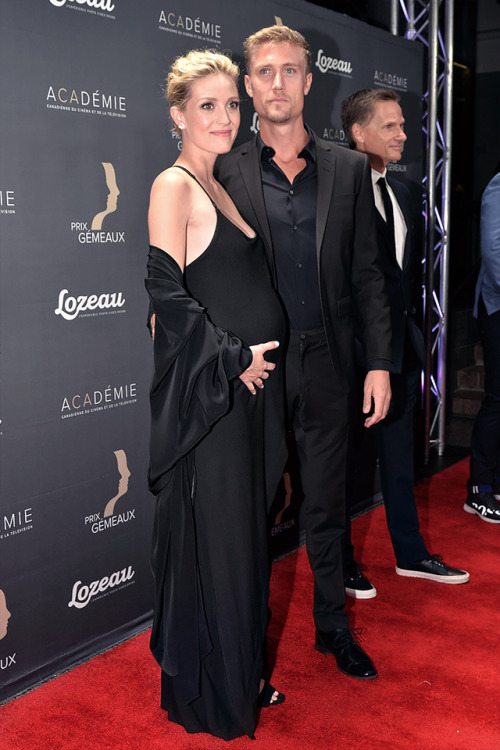 Evelyne Brochu and Nick Schirmer on the red carpet at the 33th Prix Gémeaux, 2018