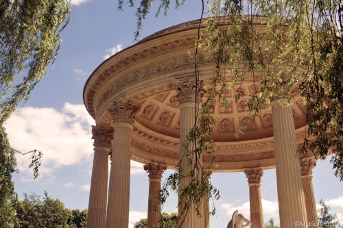 le-capharnaum:The Temple of Love in the English Garden of the Marie Antoinette’s Estate. 