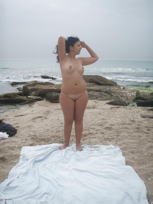 india-exotica:  Indian with shaved pussy nude on the beachhttp://india-exotica.tumblr.com