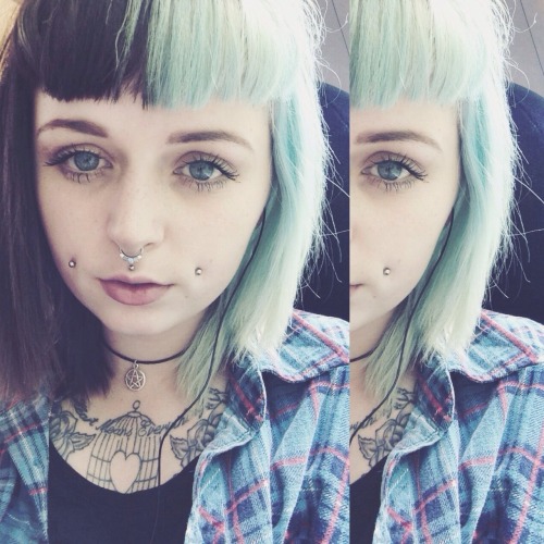 forthefallentacos:  lookin unimpressed and hobo-like on my four hour train journey to yorkshire 