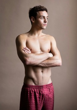 bobojb101:  Tom Daley heads up another selection of satin boxer wearersS4TW