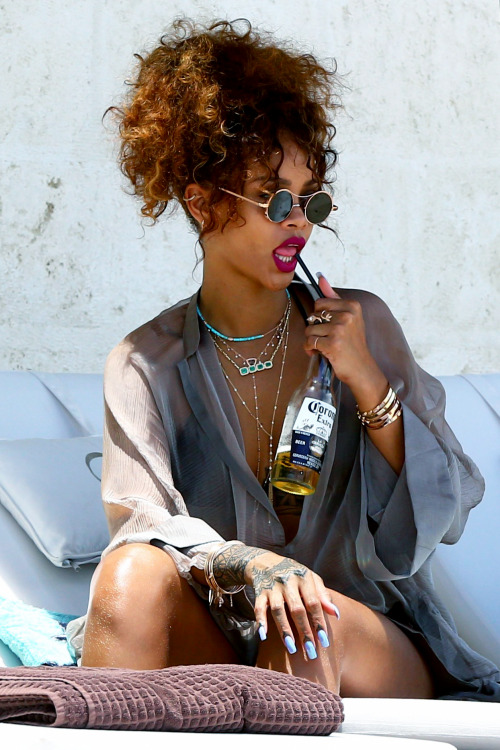 iamoliviia:  smokingsomethingwithrihanna:  Barbados (Aug. 9)   xxx