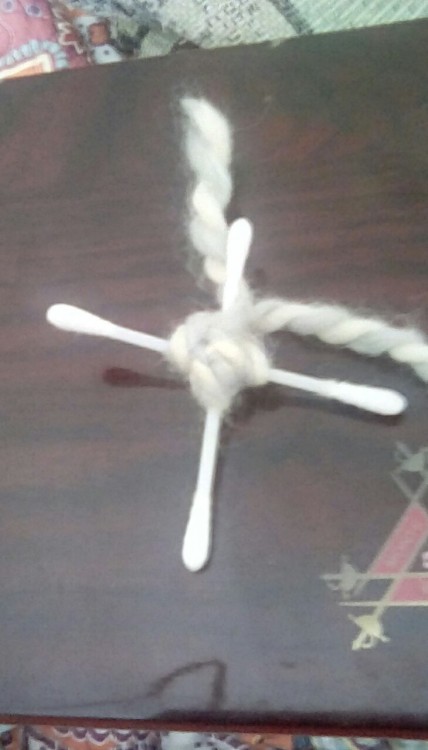 the-ace-witchs-way: DIY q-tip and yarn poppet. Start by tying two q-tips perpendicular to one anothe