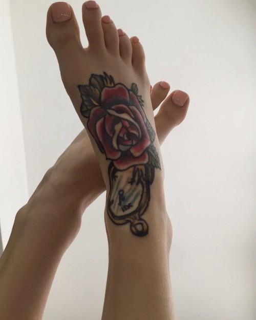 footangels:What a beauty. The perfect Queen, with the most worship feet.