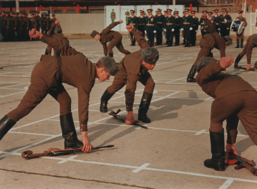 lebensfaden:   fuldagap: Soviet Army enlisted men perform at a marching display in Frankfurt, 1990.  