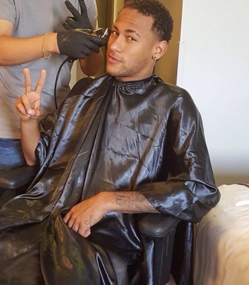 tudopassanjr:Ney getting a fresh cut ✂️Neymar is so much more fine with his natural hair oh my god