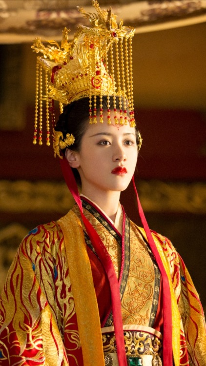 women with gorgeous headdress in chinese costume dramas