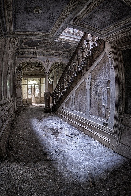 sarahtaylorgibson:  [Southern Gothic Fall of the House of Usher: Madeline Usher]