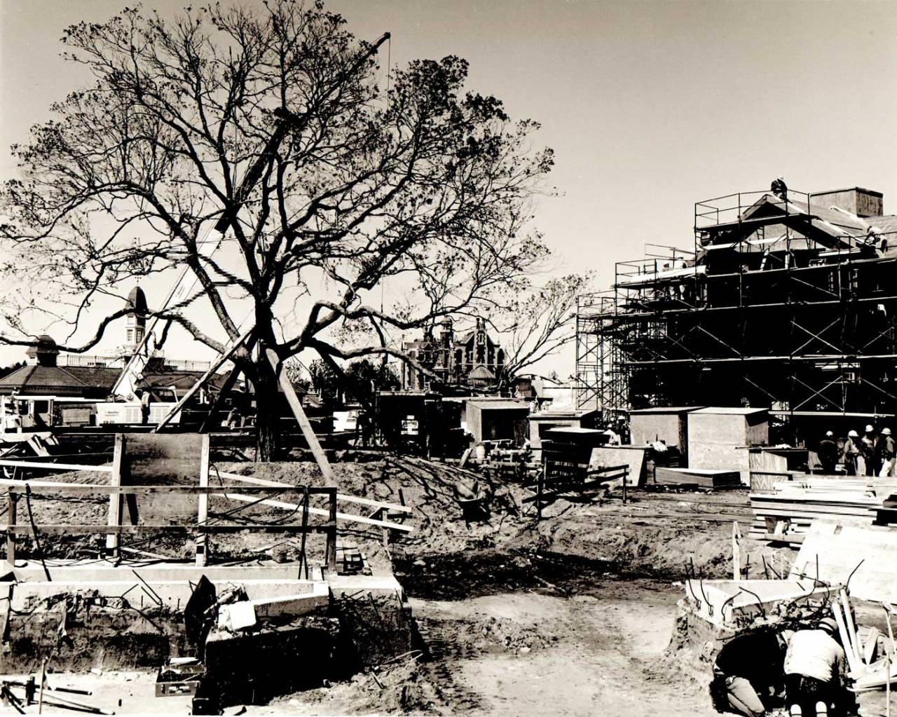 gameraboy:  Construction of Disney World’s Liberty Square. Via Imagineering Disney.