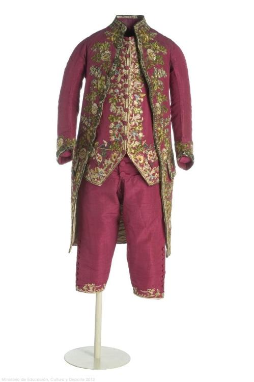 ephemeral-elegance:Embroidered Taffeta Court Suit, ca. 1770svia Museo del Traje