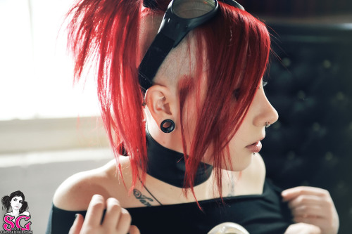 porphyriasuicide:  New set on SG called Damask Rose. Give the full set a look! It was shot about a year and a half and 10+ lbs ago but Albertine is an amazing photographer so I’m still proud of it!  We both were thinking “cyber noir” while shooting