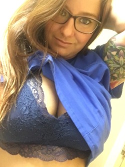 milfsearcher:  jteaton0903:  I’m not taking this day very seriously. Send nudes! 😆🖤  Sexy 