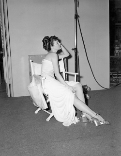 fuckyeahavagardner:  Ava Gardner relaxing on the set of One Touch of Venus, 1948 